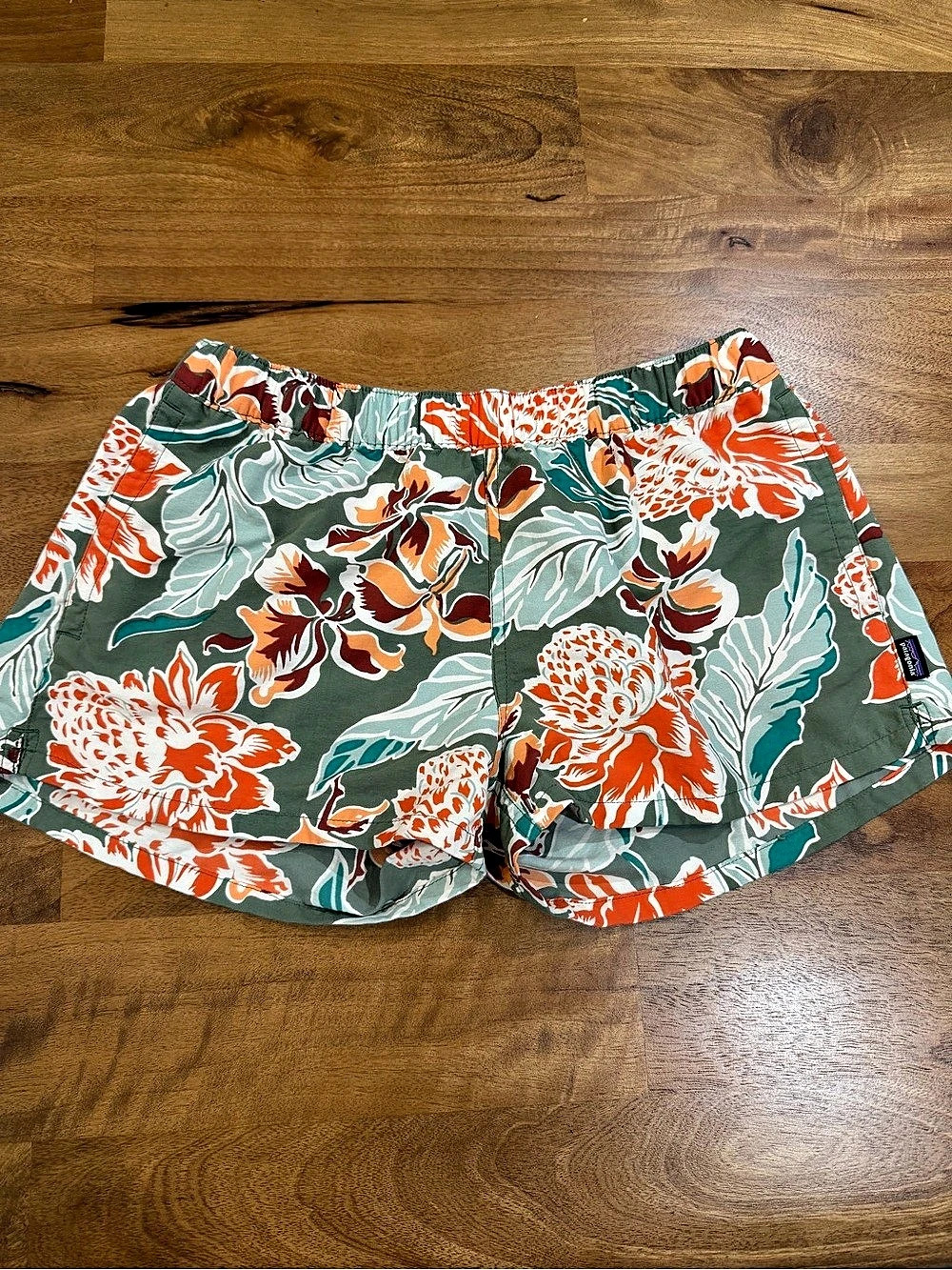 Patagonia Women's Shorts Tropical Print in Green & Orange Size Medium